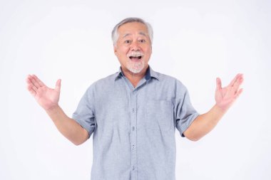 Mutlu, gri saçlı, sakallı, neşeli gülümseyen, kollarını heyecan içinde açan gri gömlekli, beyaz arka planda tek başına duran, mutlu bir Asyalı.