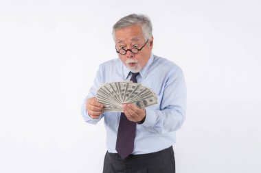 Zengin, başarılı, finansal özgürlük ve ticari kazanç kavramından soyutlanmış, şaşırmış ve heyecanlı görünen büyük bir para yığınını elinde tutan kıdemli Asyalı işadamı.