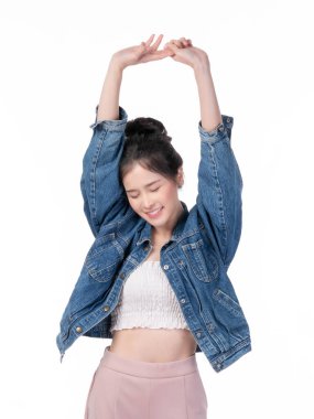 Asyalı ofis çalışanı, kollarını açıp gülümseyen, gözleri kapalı beyaz arka planda izole bir şekilde gülümseyen, iş arasında dinlenen, sağlıklı bir yaşam tarzı ve işyeri refahı olan genç, mutlu bir çalışan.