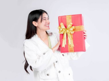 Neşeli Asyalı Genç Kadın Gülümseyen ve Güzel Paketlenmiş Kırmızı Hediye Kutusu Altın Kurdeleli, Özel Bir Kutuyu Kutluyor, Beyaz Arkaplanda İzole Edilmiş