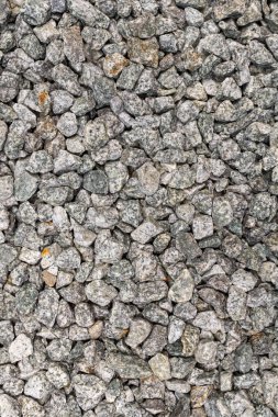 Gri ve beyaz tonlarında ezilmiş granit taşların yakın çekim dokusu pürüzsüz ve doğal bir zemin örtüsü oluşturur.