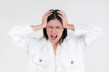 Stresli Asyalı kadın hayal kırıklığı, endişe, depresyon, tükenme, duygusal sıkıntı, zihinsel sağlık krizi, beyaz arka planda izole edilmiş, kapalı stüdyo portresi