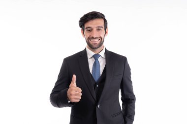 Siyah takım elbiseli ve mavi kravatlı yakışıklı işadamı gülümseyip başparmak işareti yapıyor, beyaz arka planda izole edilmiş, kurumsal, profesyonel, başarılı veya liderlik konsepti için portre çiziyor.