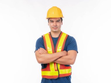 Sarı miğfer takan genç mimar, beyaz arka planda izole bir şekilde duran kollarını fotokopi aletiyle birleştirdi.