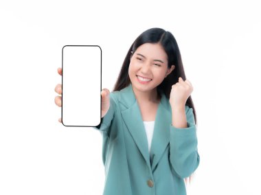 Asyalı kadın gülümsüyor ve başarıyı kutlarken elinde boş ekranlı akıllı telefon, mobil uygulama tanıtımı konsepti, teknoloji reklamcılığı, dijital pazarlama