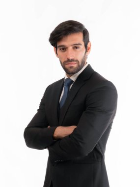 Siyah kollarını kavuşturmuş yakışıklı, kendine güvenen genç iş adamı, ciddi ve profesyonel görünüyor, beyaz bir arka planda izole edilmiş, şirket yöneticisi ya da girişimci portresi konsepti