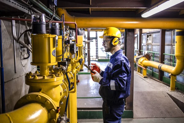 Επαγγελματίας Εργάτης Διυλιστηρίου Πετρελαίου Και Αερίου Που Εργάζεται Εργοστάσιο Παραγωγής — Φωτογραφία Αρχείου