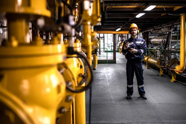 Προσωπογραφία Του Επαγγελματία Εργάτη Διυλιστηρίων Που Στέκεται Δίπλα Σωλήνες Αερίου — Φωτογραφία Αρχείου