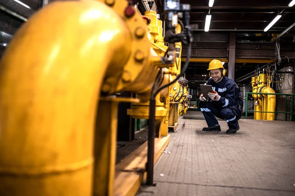 Εργάτης Διυλιστηρίου Αερίου Που Στέκεται Δίπλα Σωλήνες Εντός Του Σταθμού — Φωτογραφία Αρχείου