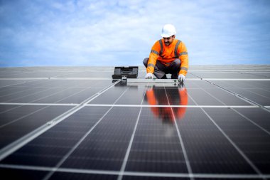 Yenilenebilir enerji kaynağı olarak solar proje panelleri veya modülleri kurma üzerinde çalışmak.