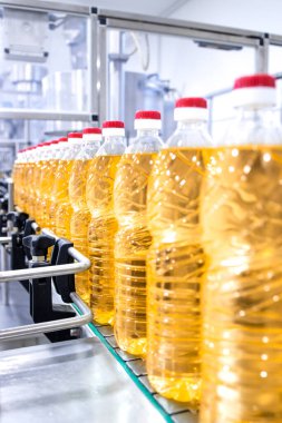 Production of bottled refined cooking vegetable oil.
