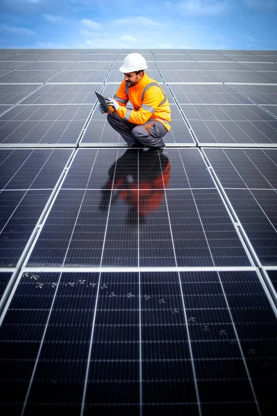 Εργάτες Που Ελέγχουν Τις Εγκαταστάσεις Ηλιακών Συλλεκτών Εγκαταστάσεις Παραγωγής Ενέργειας — Φωτογραφία Αρχείου