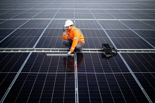 Επαγγελματίας Που Εγκαθιστά Ηλιακούς Συλλέκτες Για Εγκαταστάσεις Βιώσιμης Ενέργειας — Φωτογραφία Αρχείου