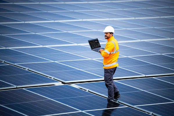 Professional Worker Laptop Working Solar Project Controlling Photovoltaic Panels Electricity — ストック写真