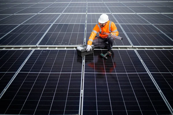 Κάτοψη Του Εργάτη Ηλιακής Ενέργειας Που Εγκαθιστά Φωτοβολταϊκά Πάνελ Στην — Φωτογραφία Αρχείου