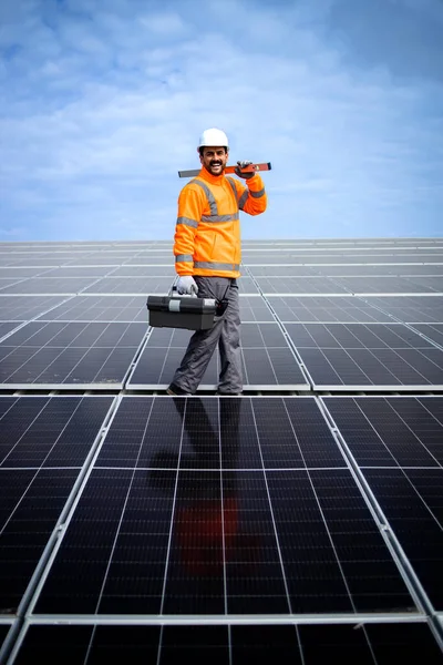 Smiling Worker Carrying Tools Walking Solar Panels Power Plant — ストック写真