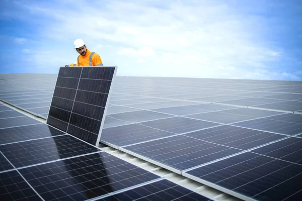 Έμπειρος Εργαζόμενος Εγκαθιστά Ηλιακούς Συλλέκτες Για Βιώσιμη Παραγωγή Ενέργειας Στην — Φωτογραφία Αρχείου