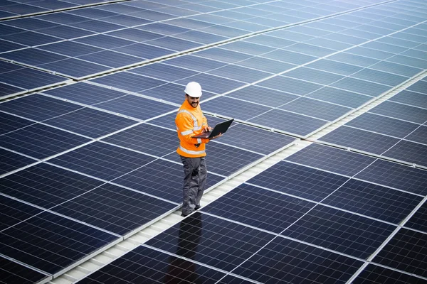 Ανανεώσιμες Πηγές Ενέργειας Και Ηλιακός Μηχανικός Έλεγχος Φωτοβολταϊκών Πάνελ Και — Φωτογραφία Αρχείου