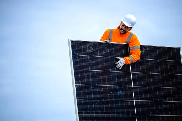 Έμπειρος Εργαζόμενος Εγκαθιστά Ηλιακούς Συλλέκτες Για Βιώσιμη Παραγωγή Ενέργειας — Φωτογραφία Αρχείου