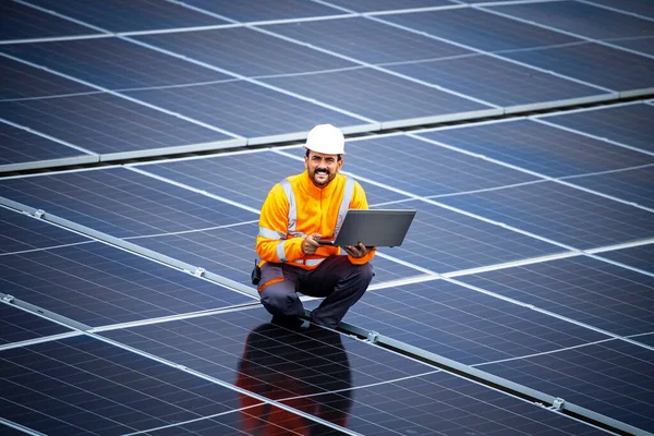 Renewable Energy Sources Solar Engineer Checking Photovoltaic Panels Electricity Production — ストック写真