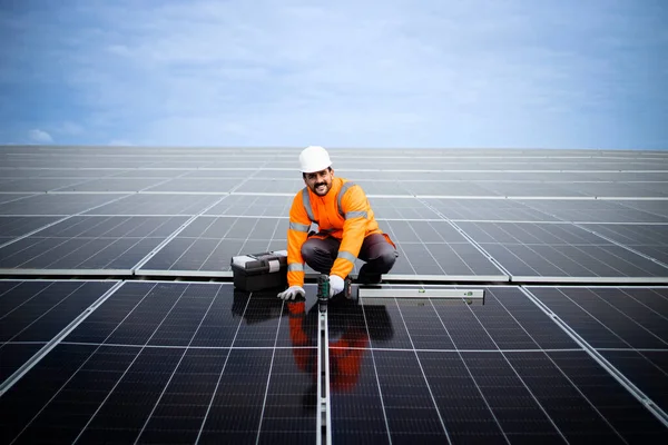 Κάτοψη Του Εργάτη Ηλιακής Ενέργειας Που Εγκαθιστά Φωτοβολταϊκά Πάνελ Στην — Φωτογραφία Αρχείου