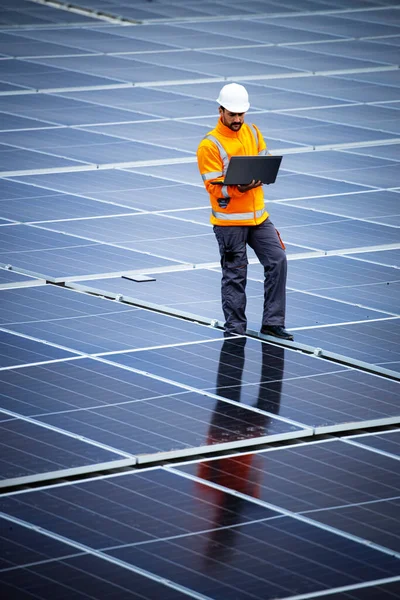 Εγκατάσταση Ηλιακών Συλλεκτών Για Βιώσιμη Ενέργεια Ηλεκτρολόγος Μηχανικός Που Κρατάει — Φωτογραφία Αρχείου