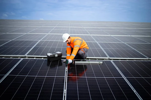 Επαγγελματίας Που Εγκαθιστά Ηλιακούς Συλλέκτες Για Εγκαταστάσεις Βιώσιμης Ενέργειας — Φωτογραφία Αρχείου