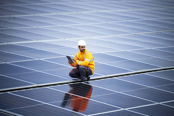 Engineer Inspector Holding Laptop Working Solar Panels Power Plant Checking — ストック写真
