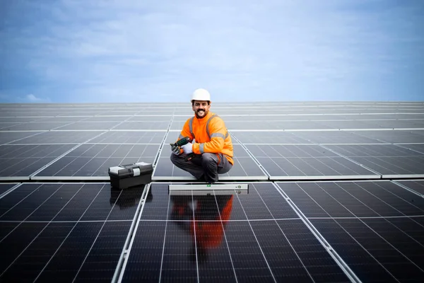 Εγκατάσταση Ηλιακών Συλλεκτών Στην Οροφή Για Την Παραγωγή Οικολογικά Βιώσιμης — Φωτογραφία Αρχείου