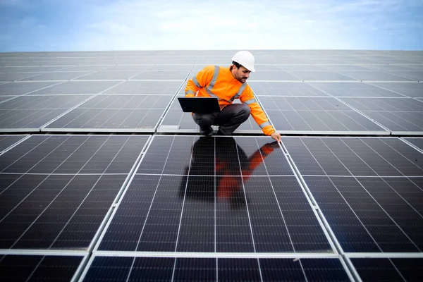 Inspector Inginer Care Deține Tabletă Digitală Lucrează Panouri Solare Centrale — Fotografie, imagine de stoc