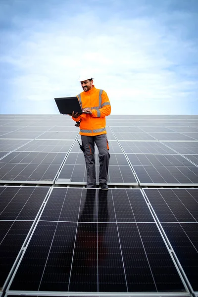 Solar Panels Installation Sustainable Energy Electrical Engineer Holding Digital Tablet — ストック写真