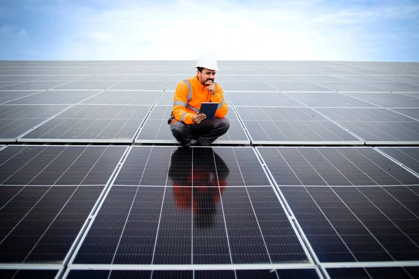 Inspector Inginer Care Deține Tabletă Digitală Lucrează Panouri Solare Centrale — Fotografie, imagine de stoc