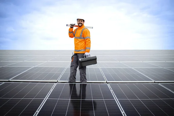 Προσωπογραφία Πεπειραμένου Εργάτη Ηλιακών Πάνελ Που Στέκεται Στην Οροφή Μετά — Φωτογραφία Αρχείου