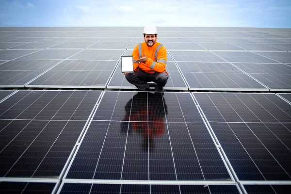 Ηλιακοί Συλλέκτες Εργοστάσιο Ανανεώσιμης Ενέργειας Και Εργαζόμενος Δείχνει Λευκή Οθόνη — Φωτογραφία Αρχείου