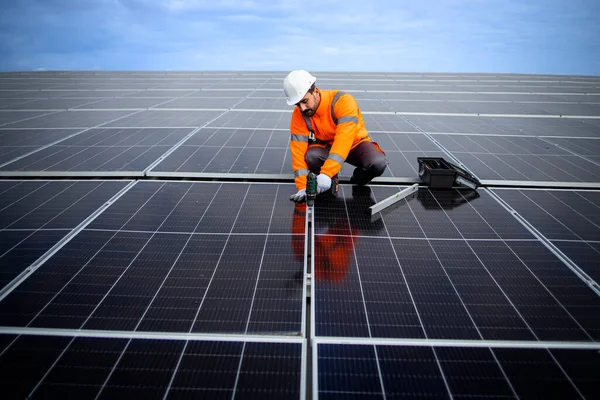 Διαδικασία Εγκατάστασης Ηλιακών Συλλεκτών Για Βιώσιμη Πηγή Ενέργειας — Φωτογραφία Αρχείου