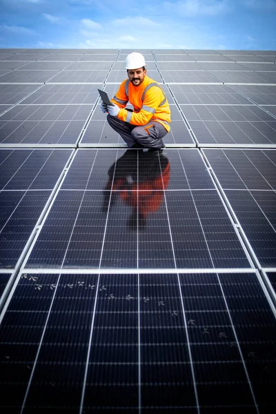 Solar Company Contractor Checking Functionality Solar Photovoltaic Panels — ストック写真