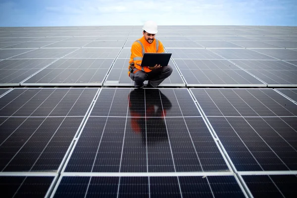 Lucrător Energie Solară Sau Inginer Laptop Său Verificare Instalării Productivității — Fotografie, imagine de stoc