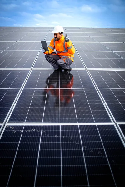 Solar Energy Worker Engineer His Laptop Computer Checking Installation Productivity — ストック写真