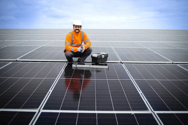 Shot Professional Solar Panel Worker Standing Renewable Power Plant — ストック写真