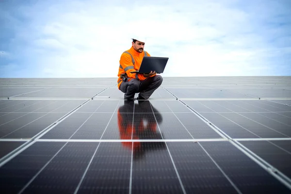 Lucrător Serios Panourilor Solare Care Utilizează Computerul Laptop Verifică Producția — Fotografie, imagine de stoc