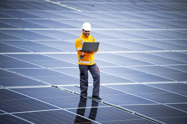Solar Company Contractor Checking Functionality Solar Photovoltaic Panels — ストック写真