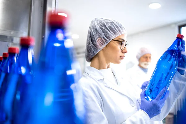 Female Food Factory Worker Checking Product Quality Bottling Plant — Stockfoto