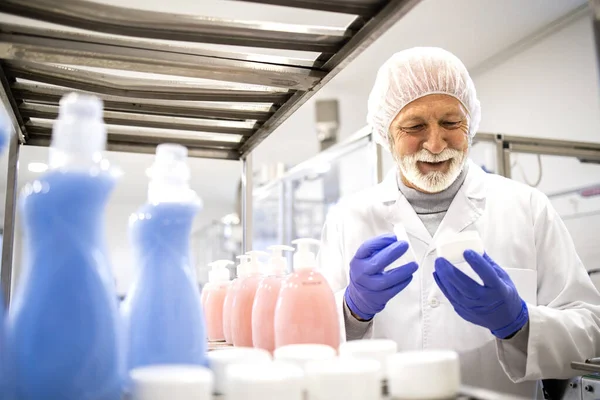 Experienced Factory Worker Arranging Preparing Cosmetics Products Packaging Process — 스톡 사진