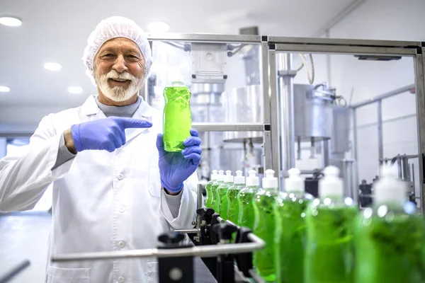 液体石鹸などの衛生化学物質の製造を承認する経験豊富な技術者の肖像 — ストック写真