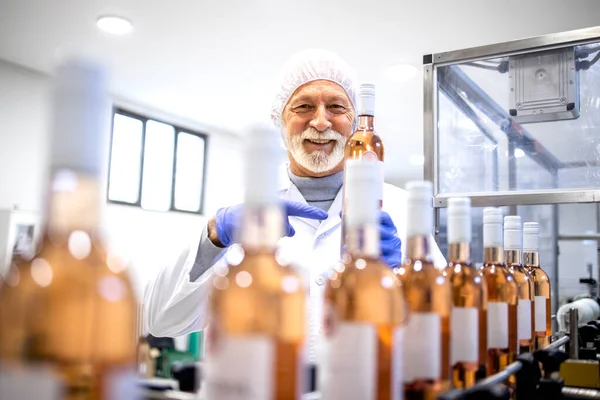 병마개 공장에서 포도주 의질을 관리하는 경험있는 감독관 — 스톡 사진
