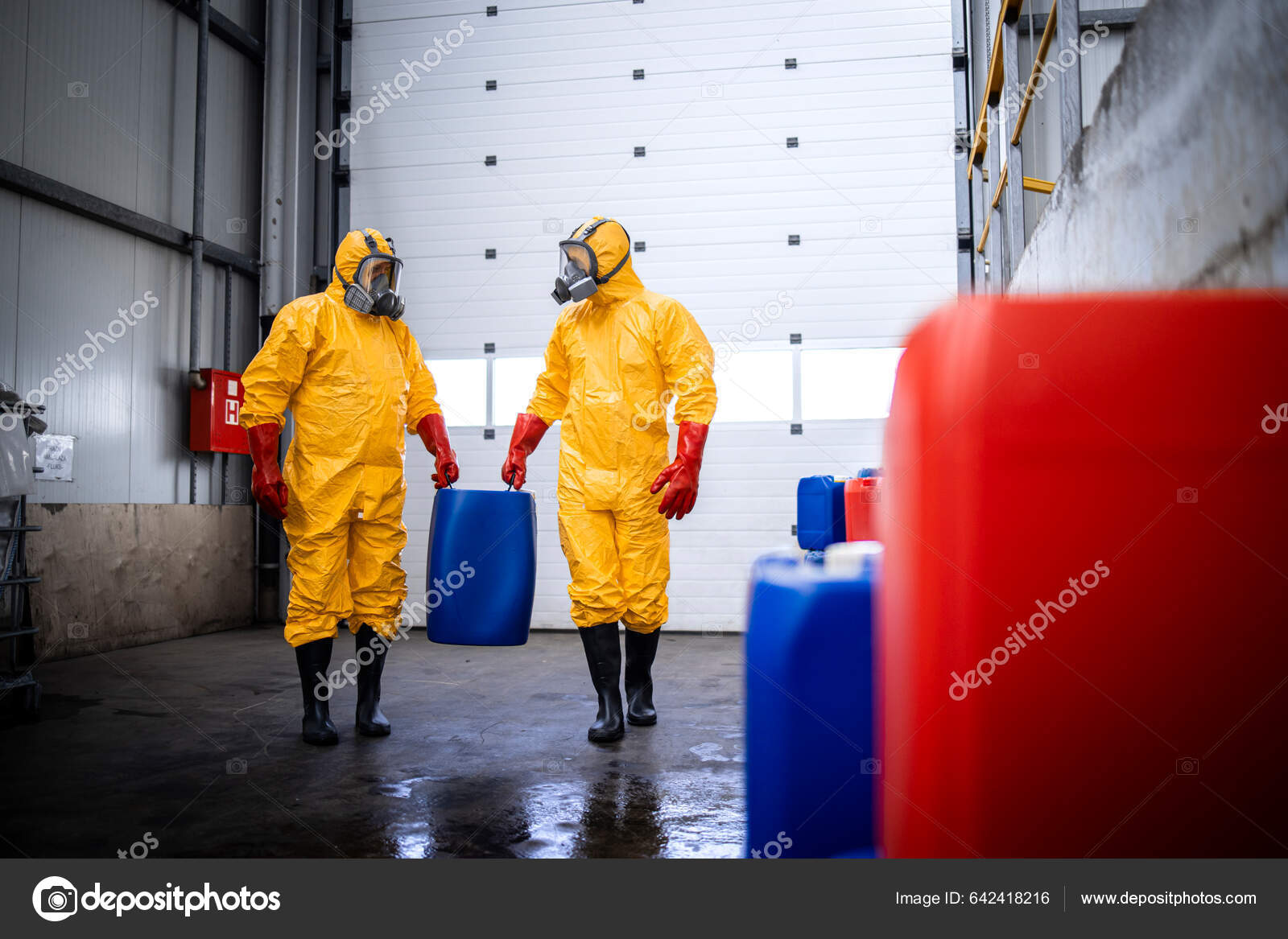 Δούλευα Στην Αποθήκη Εργαζόμενοι Κίτρινη Στολή Προστασίας Και Μάσκα Αερίου  — Φωτογραφία Αρχείου © alex.wolf #642418216