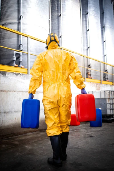 Working Chemicals Factory Warehouse Carrying Acid Tanks — Zdjęcie stockowe