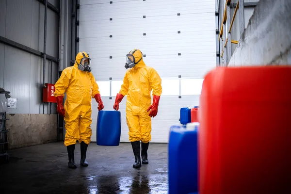 Depoda Çalışıyorum Sarı Hazmat Koruma Giysisi Gaz Maskeli Işçiler Kimyasallarla — Stok fotoğraf