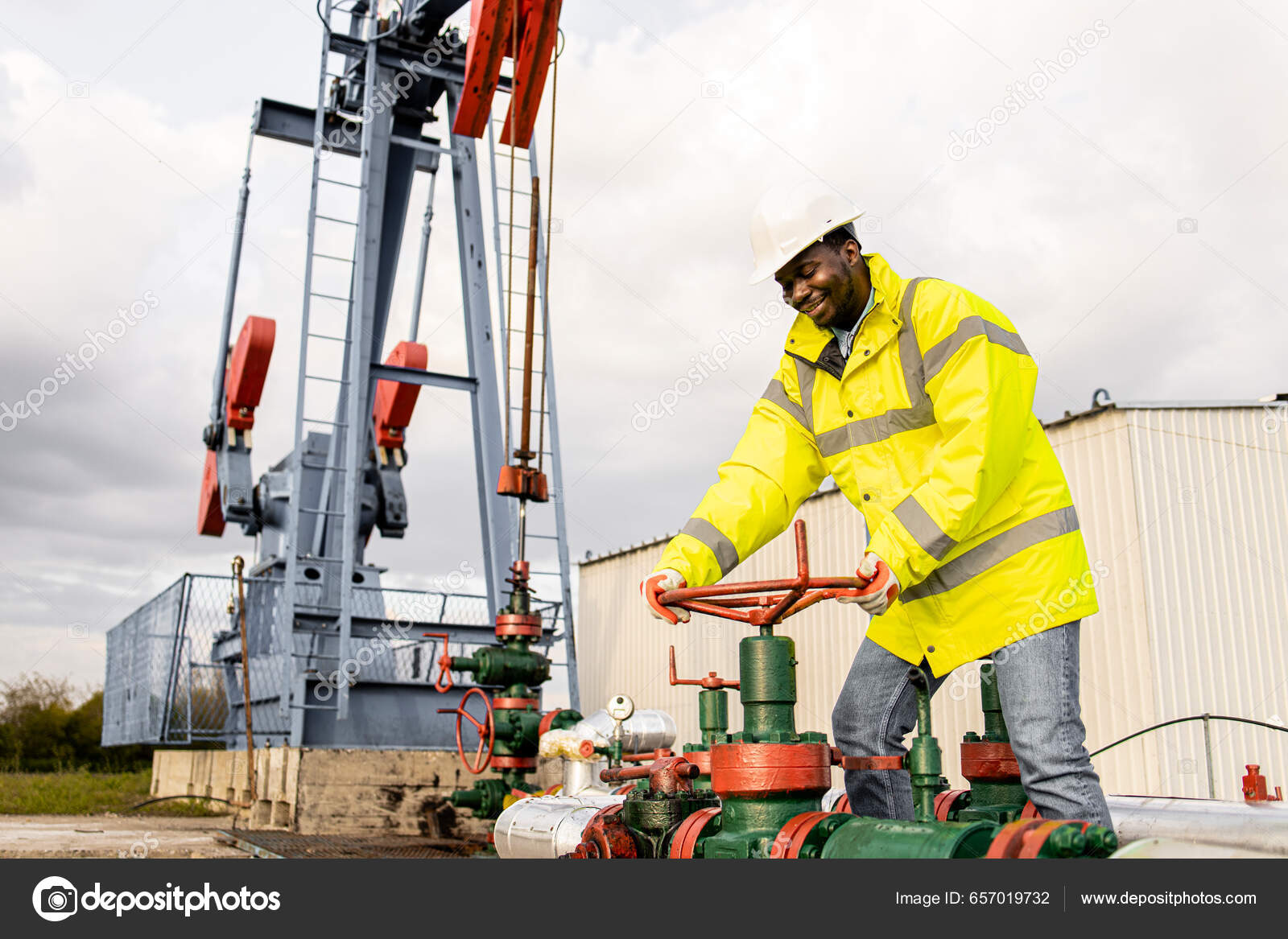 Υπάλληλος Πεδίου Πετρελαίου Κλείνει Βαλβίδα Αγωγού Εξέδρα Άντλησης  Πετρελαίου Που — Φωτογραφία Αρχείου © alex.wolf #657019732