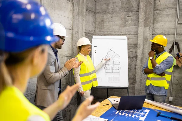 Ingenieros Construcción Trabajadores Que Tienen Una Reunión Sitio Construcción — Foto de Stock